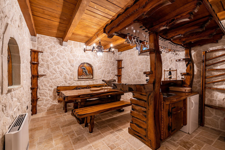 Outdoor dining, Villa Nena, Polača