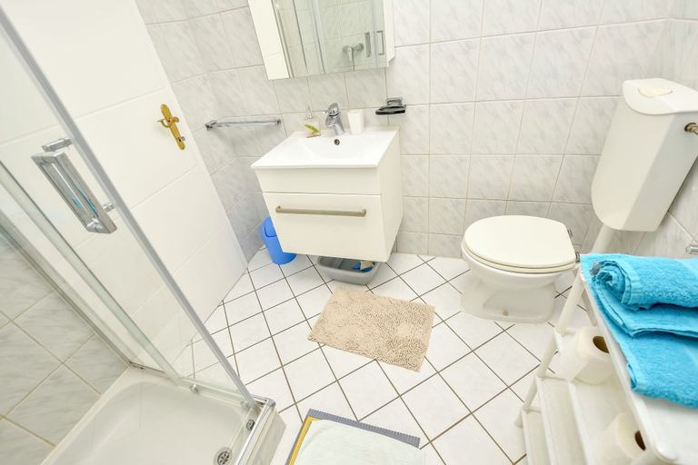 Bathroom, Apartment Burin, Pakoštane