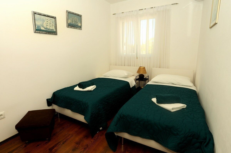 Room 4, Apartments Hermes, Okrug