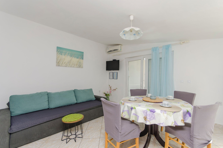 Others 5, Apartment Seka, Nin