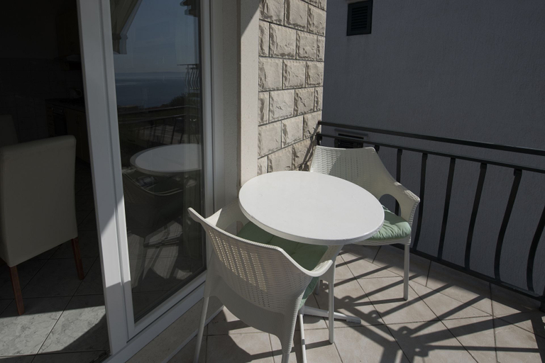Others 4, Apartments Robert, Brela