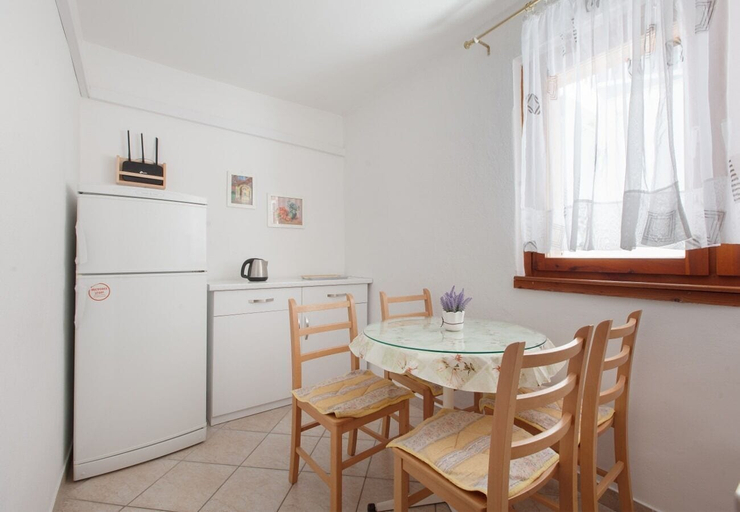 Others 4, Apartment Ante M, Brela