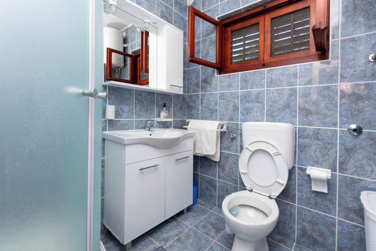 Bathroom 4, House Ivan, Blato