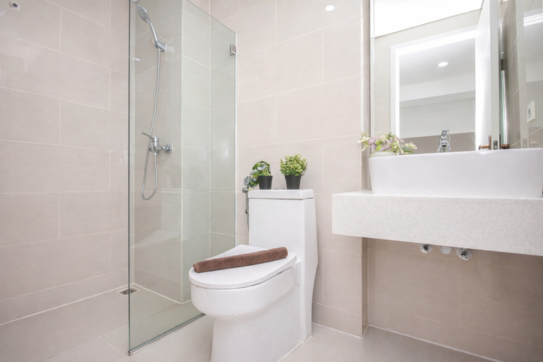 Bathroom 5, Good Design and Restful 1BR at Apartment Daan Mogot City By Travelio, West Jakarta
