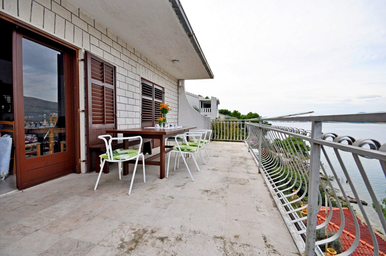 Others 5, Apartment Jakov, Okrug