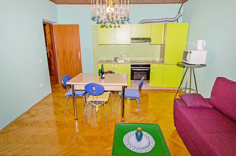 Others 4, Apartments Mladenka, Okrug