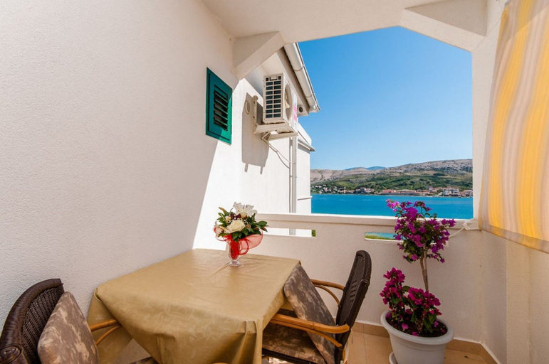 Others 4, Apartments Ena, Pag