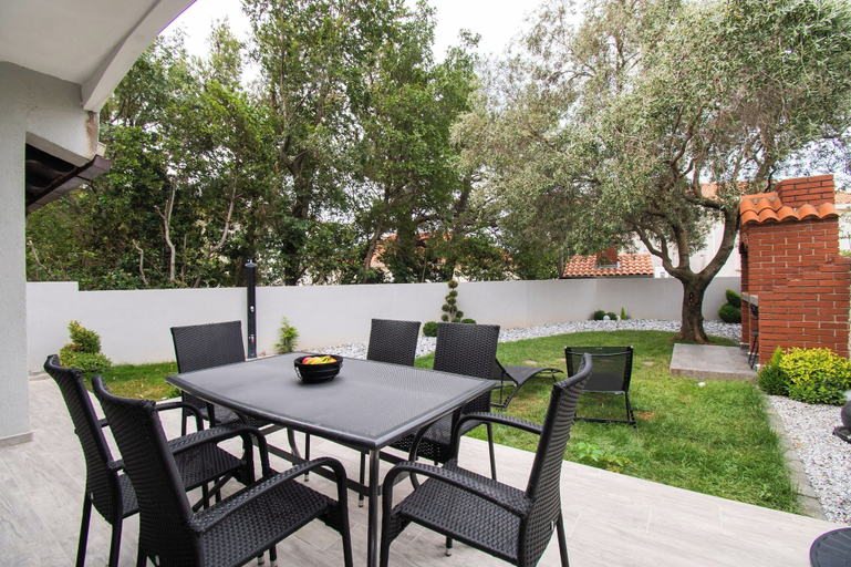 Others 4, Villa Mungo, Starigrad