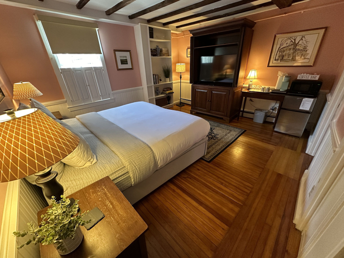 Room 2, Exposed Beam One Bedroom Suite Downtown Newport #15 1 Home, Newport