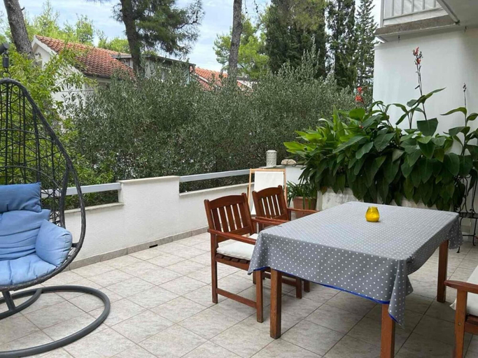 Others 4, Apartments Matkov, Jelsa