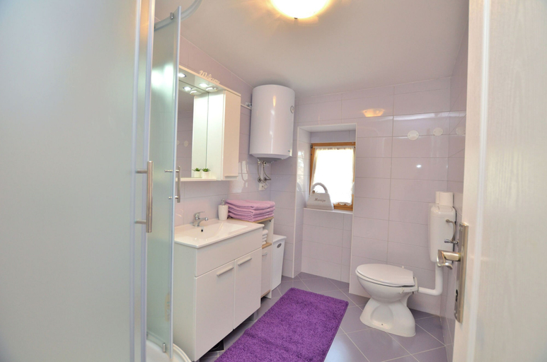 Bathroom 3, House Carlo, Kršan