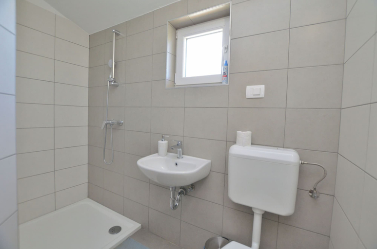 Bathroom 3, Villa Maluma, Pula