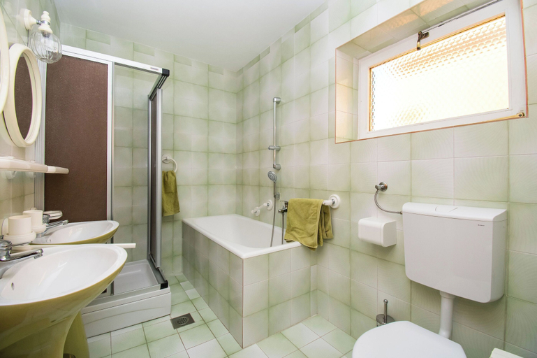 Bathroom 3, Apartments and Room Agiss With Pool, Vodice