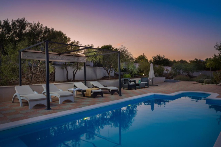 Outdoor pool 5, Villa Bravura, Milna