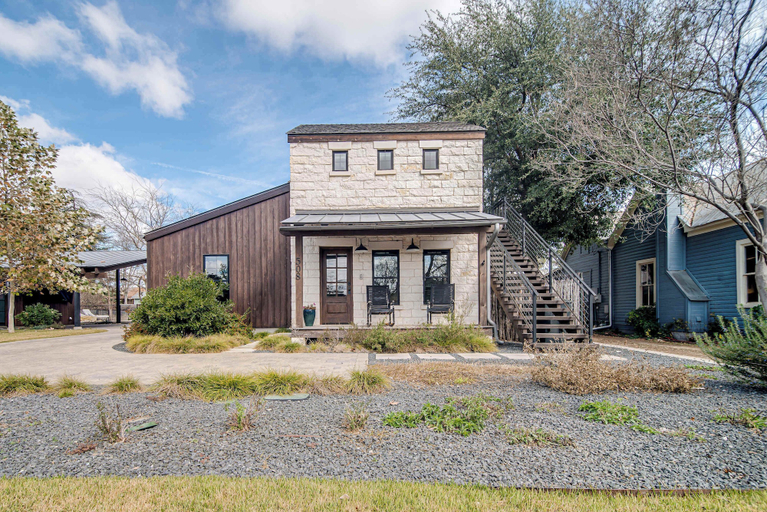 Exterior, Sunday Haus Loft - Walk to Main Street!!, Gillespie