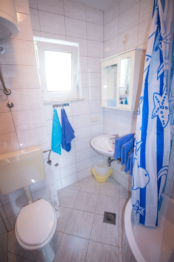 Bathroom 5, Apartments Jure, Okrug