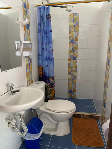 Bathroom 2, Europa Ecotours, Jardín