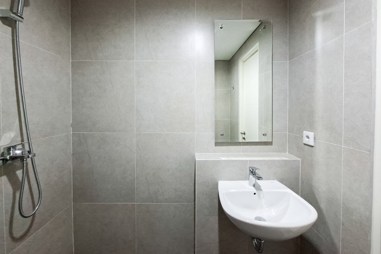 Bathroom 3, Restful Monochrome Studio at Apartment The Ayoma By Travelio, Tangerang Selatan