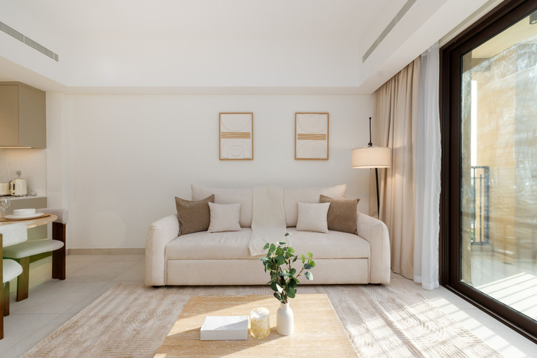 Room 2, Chic MJL Retreat Steps to Souk Madinat Burj Al Arab, Dubai
