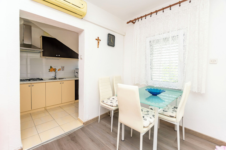 Others 5, Apartment Marica, Marina