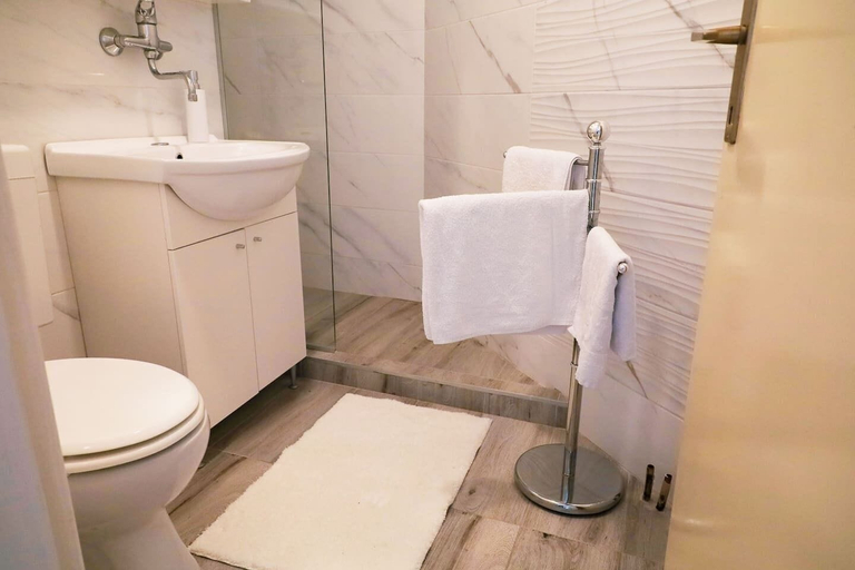 Bathroom 3, Apartments Novis, Kali