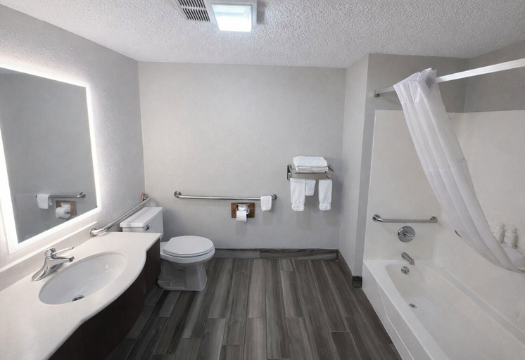 Bathroom 5, Days Inn by Wyndham Sturgis, Meade