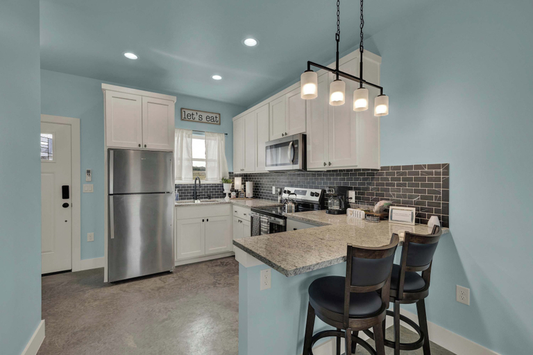 Private kitchen 4, Live Oak Cabins-sleeps 8 W/hot-tubs, Gillespie