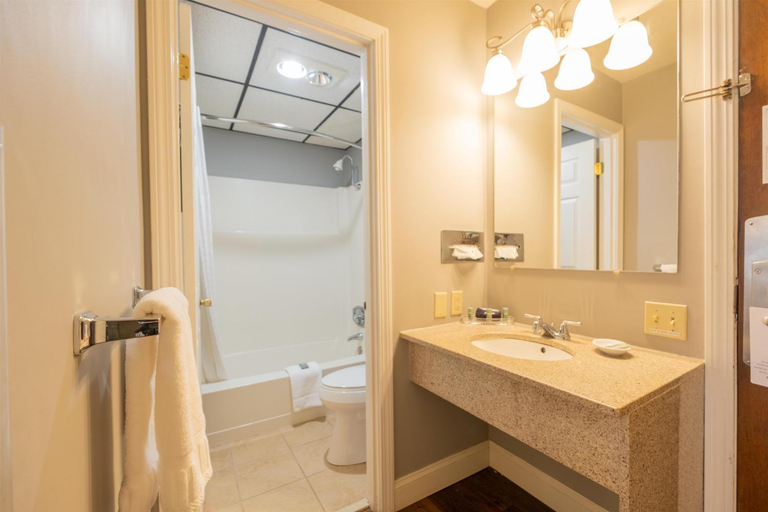 Bathroom 4, Fireside Inn & Suites Bangor, Penobscot