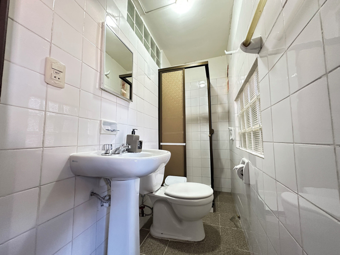 Bathroom 3, Skyline, Pedro Domingo Murillo
