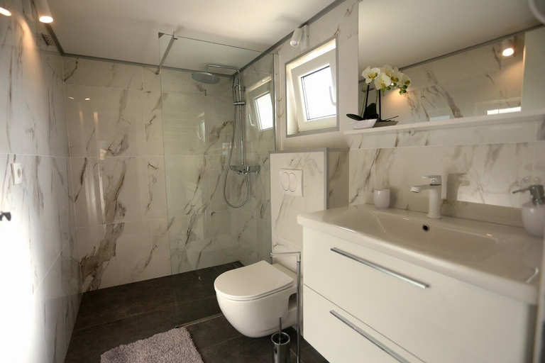 Bathroom 5, Apartments Hermes, Okrug