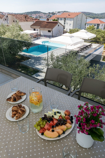 Food & Drinks, Apartments Dora, Okrug