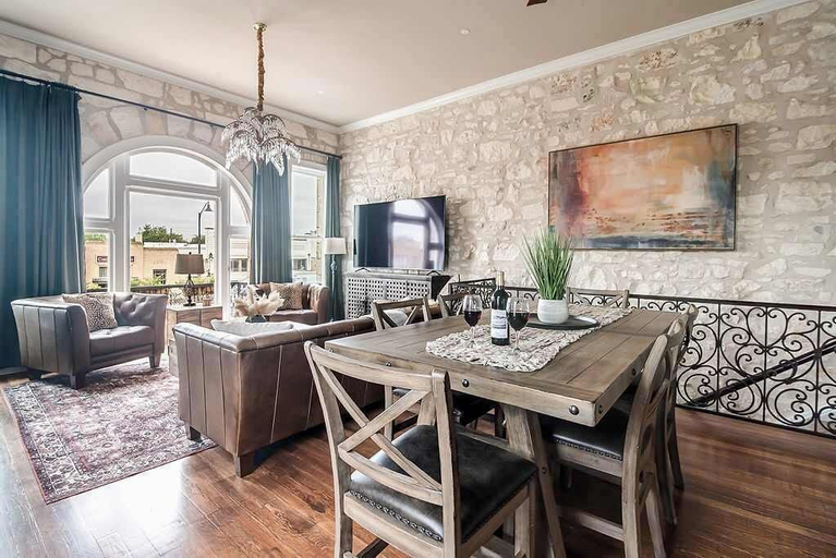 Room 4, The Bank-luxury Suite W/deck Overlooking Main St!, Gillespie