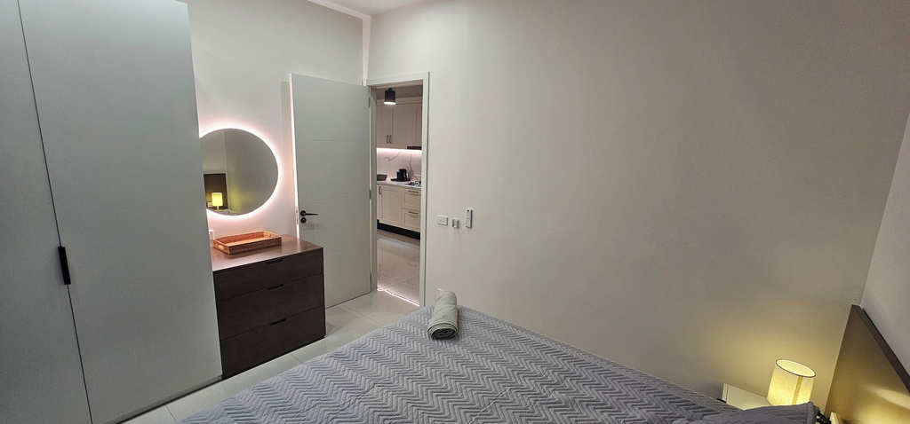 Room 5, Tides Apartments, Ba