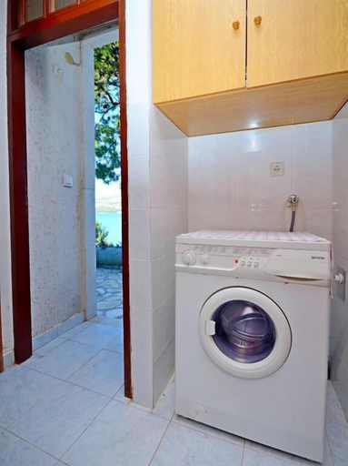 Bathroom 4, House Piccolo, Okrug