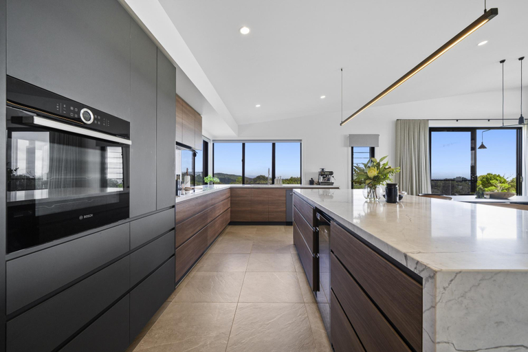 Kitchen 3, Scenic House with Private Yard & BBQ Area, Gold Coast