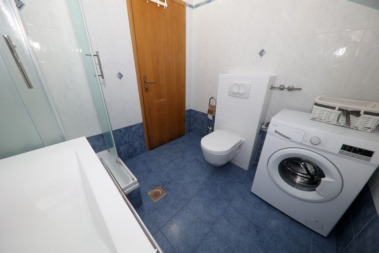 Bathroom 3, Apartment Gaspe, Preko