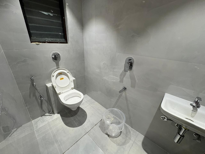 Bathroom 2, Sindu Executive Lodging, Pune