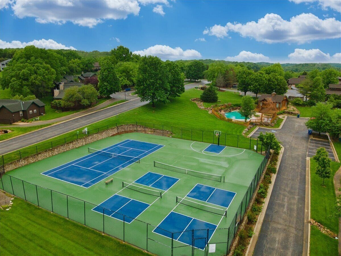 Tennis court, Fairway Retreat, Camden