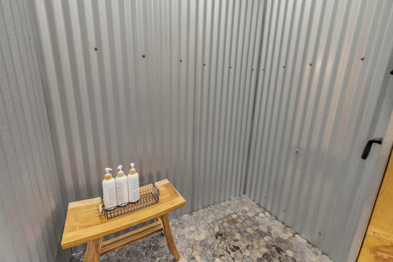 Bathroom 5, Farmhouse Charm 10 Min to Downtown, Pet Friendly!, Gillespie