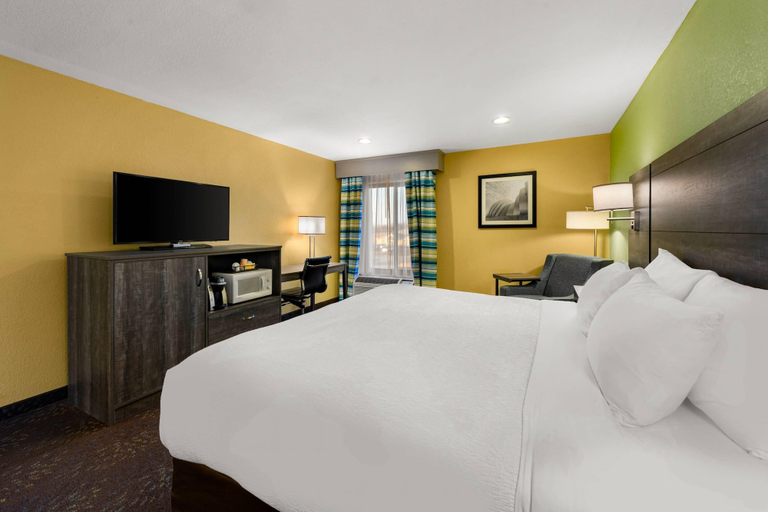 Bedroom 3, Quality Inn Warrensburg, Johnson