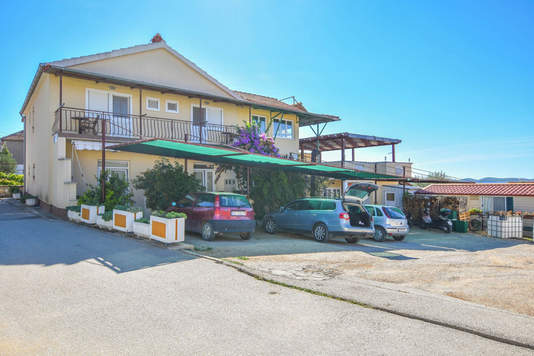 Parking 2, Mobile Home Flora 2, Pakoštane