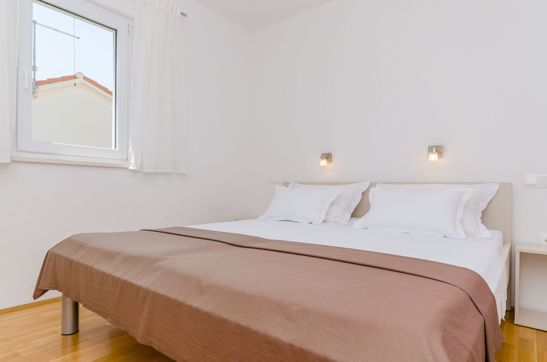 Others 3, Apartments and Room Maestral, Okrug