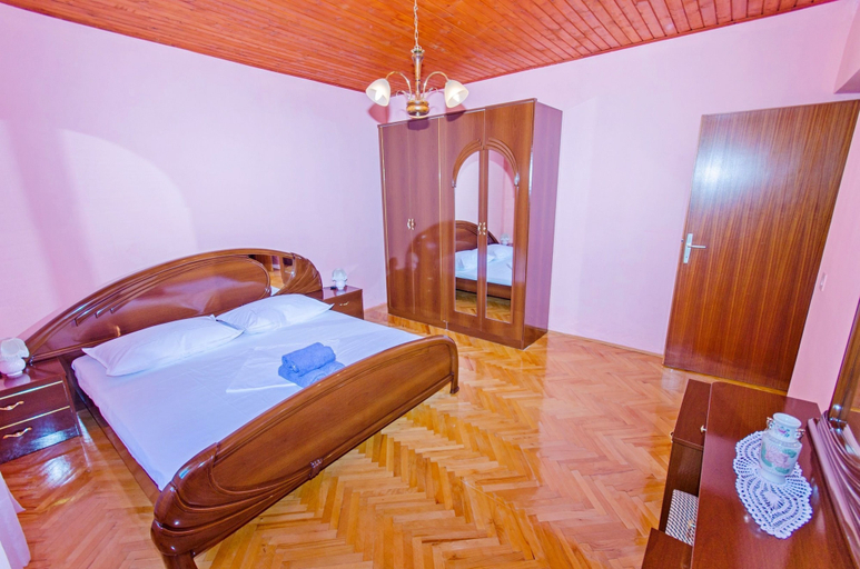 Bedroom 2, Apartments Mladenka, Okrug