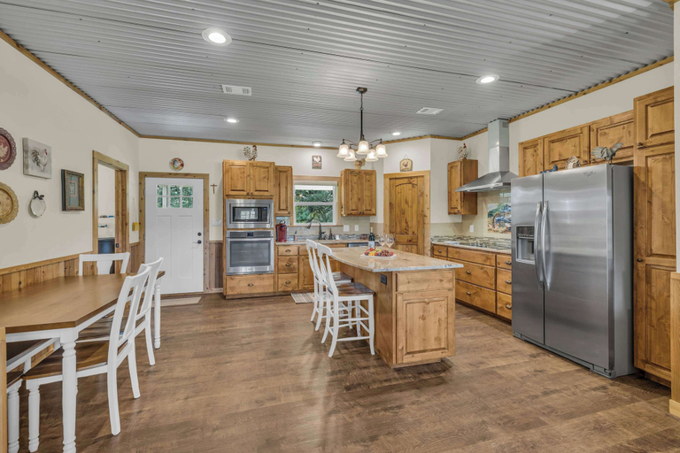 Private kitchen 2, Farmhouse Charm 10 Min to Downtown, Pet Friendly!, Gillespie