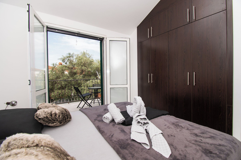 Others 3, Villa Mungo, Starigrad