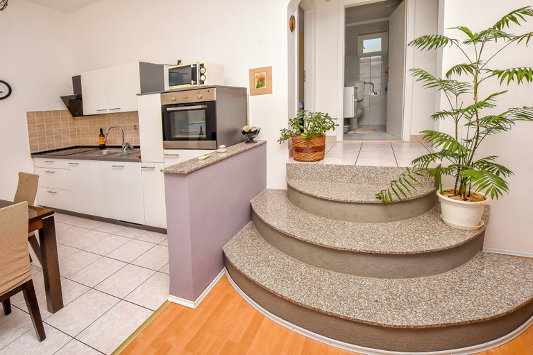 Others 5, Apartment Burin, Pakoštane