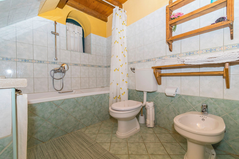 Bathroom 4, House Dobrila, Podgora