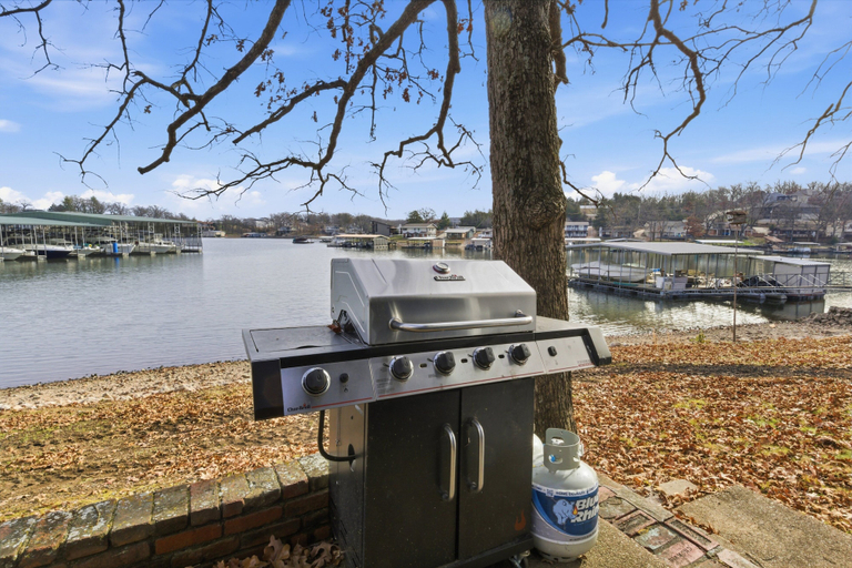 BBQ/picnic area, Charming & Cozy Waterfront Cabin at 21mm Near Shorty Pants, Camden