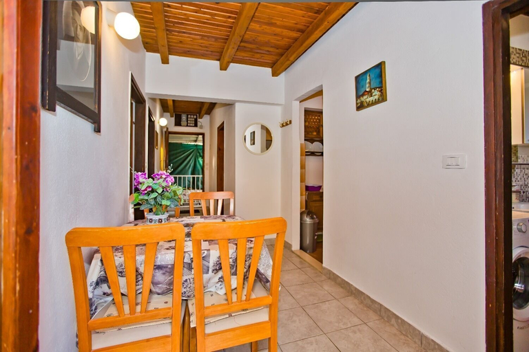 Others 5, Apartment Kati, Hvar