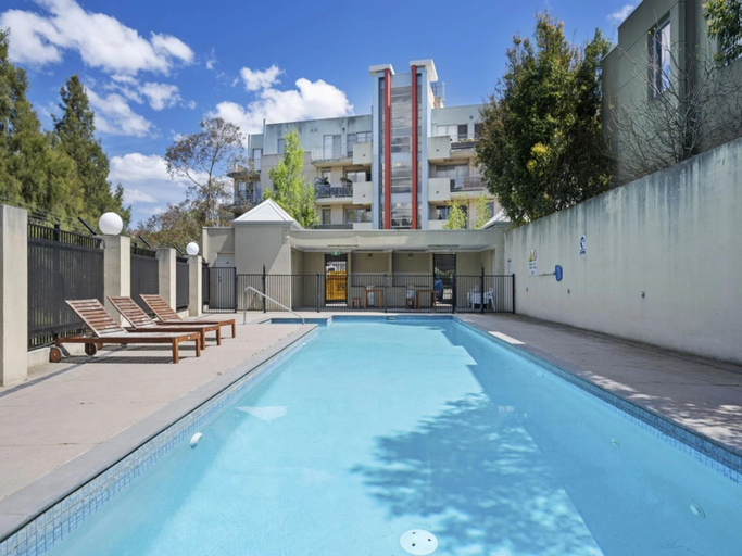 Swimming pool, Spacious 3-Bed Townhouse in Coburg, Melbourne
